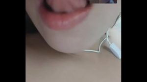 Vietnamese girl video call cho anh người yêu để khoe hàng