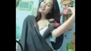 Em Trang mặt dâm uplive nhảy cực sexy