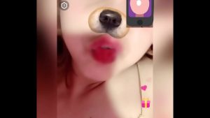 Hot girl livestream khoe hàng ngọt nước quá