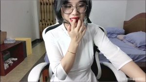 Bé áo dài dễ thương trên ghế livestream p2